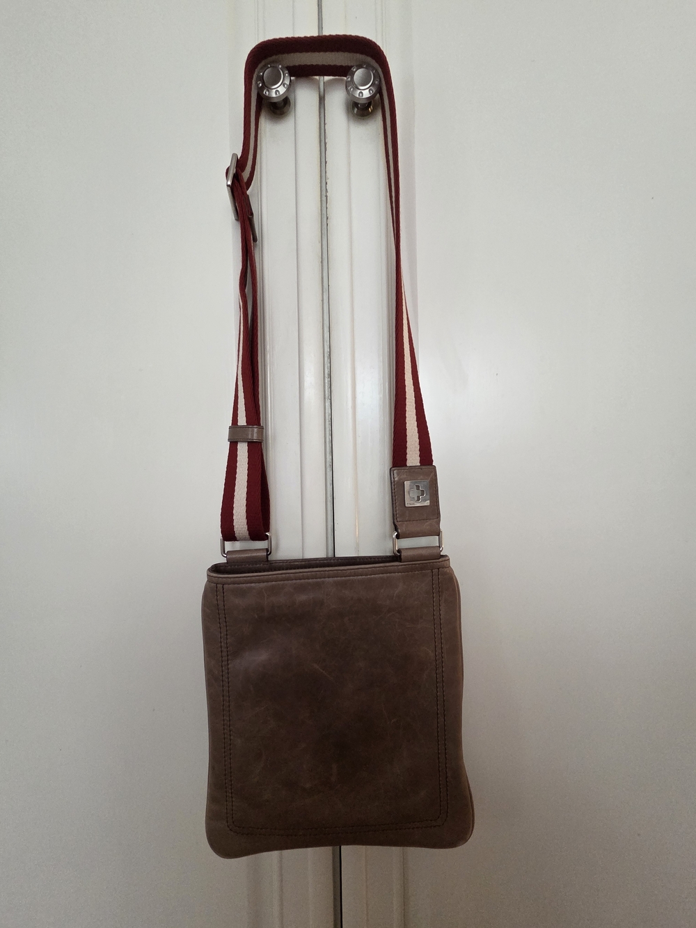 BALLY Mens Tuston crossbody Leather Bag with Red-Striped Shoulder Strap